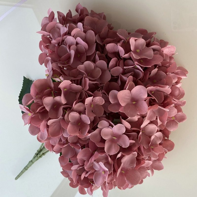 Artificial hydrangeas are made of fabric cloth, available in 17 colors. Artificial hydrangeas flowers are used for ‎Home decoration, party venue decoration, wedding venue decoration, exquisite bouquet design, flower box design, flower basket design. Hydrangea flower arrangements can be paired with delphiniums, freesias, foxgloves, greenery, bells, and more. Use hydrangeas in different colors to create a more vibrant floral arrangement for special occasions. Add some greenery to your flower arrangement to fill in the gaps and add visual interest. Use a vase or container in the same color as the hydrangeas for a more cohesive look. Leafhometrade specializes in providing wholesale custom artificial plants.