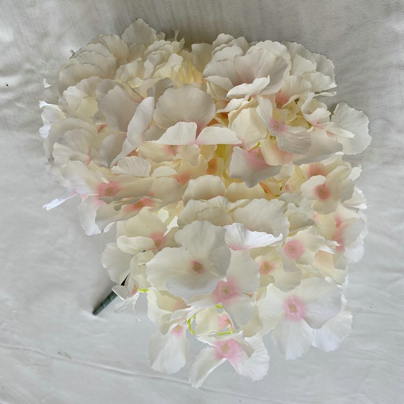 Artificial hydrangeas are made of silk cloth, available in 14 colors. Hydrangea flower bouquet are used for ‎Home decoration, party venue decoration, wedding venue decoration, exquisite bouquet design, flower box design, flower basket design. Hydrangea flower arrangements can be paired with delphiniums, freesias, foxgloves, greenery, bells, and more. Use hydrangeas in different colors to create a more vibrant floral arrangement for special occasions. Add some greenery to your flower arrangement to fill in the gaps and add visual interest. Use a vase or container in the same color as the hydrangeas for a more cohesive look. Leafhometrade specializes in providing wholesale custom artificial plants.