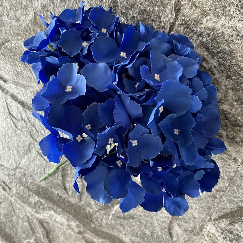 Artificial hydrangeas are made of silk cloth, available in 14 colors. Hydrangea flower bouquet are used for ‎Home decoration, party venue decoration, wedding venue decoration, exquisite bouquet design, flower box design, flower basket design. Hydrangea flower arrangements can be paired with delphiniums, freesias, foxgloves, greenery, bells, and more. Use hydrangeas in different colors to create a more vibrant floral arrangement for special occasions. Add some greenery to your flower arrangement to fill in the gaps and add visual interest. Use a vase or container in the same color as the hydrangeas for a more cohesive look. Leafhometrade specializes in providing wholesale custom artificial plants.