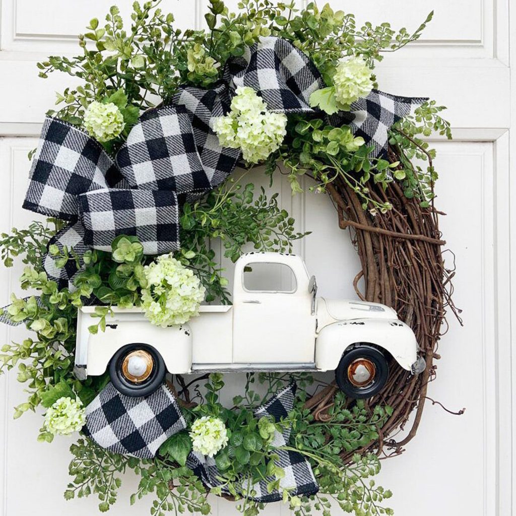 The Christmas truck wreath is made of hydrangea, dead vine wreath, maple leaves, and bow ribbons. Christmas is December 34th. This day is very important to Christians, celebrating the birth of Jesus Christ, the Son of God. Christmas is also a holiday for many non-Christian cultures around the world. Many people are busy preparing for Christmas celebrations, decorating their homes inside and outside. Essential Christmas Items：Wreaths, Stockings, Christmas tree, Christmas Lights, Candles, Ornaments, Garland, Mistletoe, Nativity Scene, Poinsettia, Tinsel, Angels, Bells, Christmas Village, Lawn Decoration, Reindeer, Tree, Tree Topper, Candy Canes, Christmas cards display, Cosy blankets and throws, Gift wrapping, Glowing lanterns, Christmas Villages, Pillows, Doormats, Christmas Tableware, Santa Claus, carriage toys, Tabletop Trees, Sleighs, Inflatable Snowman, stars, snow globes and angels etc. Leafhometrade specializes in providing wholesale custom Christmas decorations.