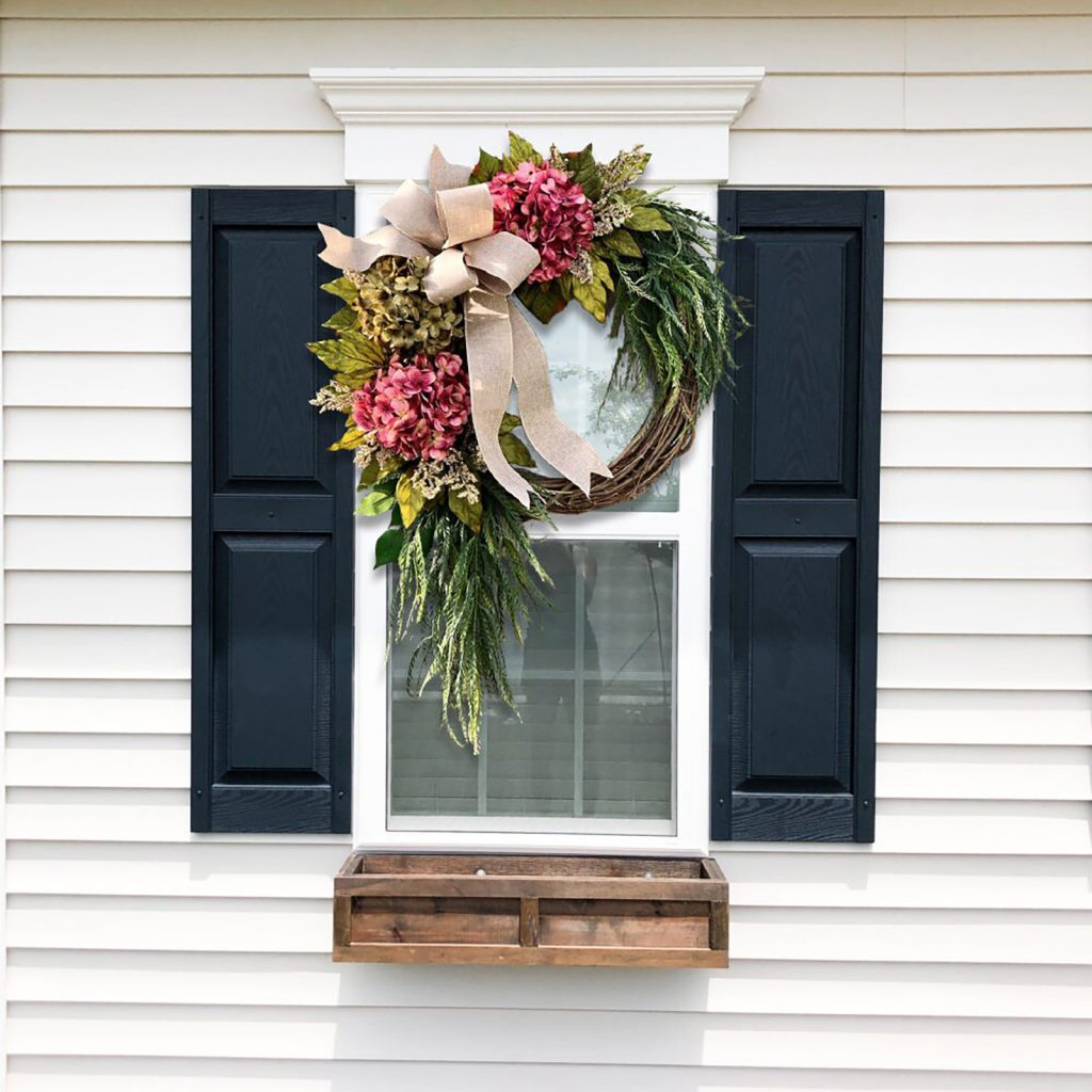 The Christmas wreath is composed of willow leaves, hydrangeas, maple leaves, and dead branches. Christmas is December 30th. This day is very important to Christians, celebrating the birth of Jesus Christ, the Son of God. Christmas is also a holiday for many non-Christian cultures around the world. Many people are busy preparing for Christmas celebrations, decorating their homes inside and outside. Essential Christmas Items：Wreaths, Stockings, Christmas tree, Christmas Lights, Candles, Ornaments, Garland, Mistletoe, Nativity Scene, Poinsettia, Tinsel, Angels, Bells, Christmas Village, Lawn Decoration, Reindeer, Tree, Tree Topper, Candy Canes, Christmas cards display, Cosy blankets and throws, Gift wrapping, Glowing lanterns, Christmas Villages, Pillows, Doormats, Christmas Tableware, Santa Claus, carriage toys, Tabletop Trees, Sleighs, Inflatable Snowman, stars, snow globes and angels etc. Leafhometrade specializes in providing wholesale custom Christmas decorations.