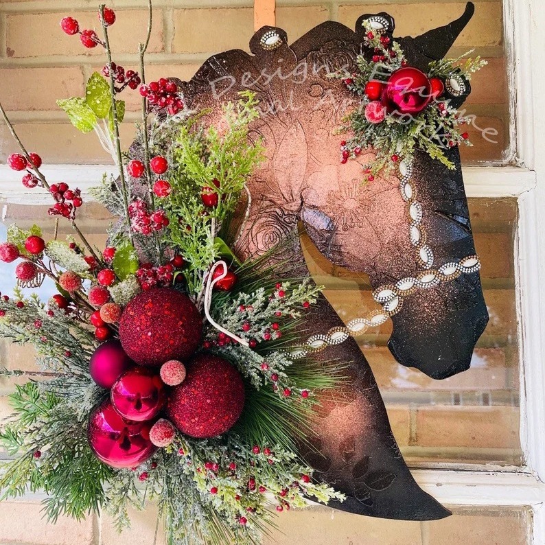 Christmas horse head wreath made of wooden horse head, red decorative balls, red berries, pine needles and cypress leaves. Christmas is December 27th. This day is very important to Christians, celebrating the birth of Jesus Christ, the Son of God. Christmas is also a holiday for many non-Christian cultures around the world. Many people are busy preparing for Christmas celebrations, decorating their homes inside and outside. Essential Christmas Items：Wreaths, Stockings, Christmas tree, Christmas Lights, Candles, Ornaments, Garland, Mistletoe, Nativity Scene, Poinsettia, Tinsel, Angels, Bells, Christmas Village, Lawn Decoration, Reindeer, Tree, Tree Topper, Candy Canes, Christmas cards display, Cosy blankets and throws, Gift wrapping, Glowing lanterns, Christmas Villages, Pillows, Doormats, Christmas Tableware, Santa Claus, carriage toys, Tabletop Trees, Sleighs, Inflatable Snowman, stars, snow globes and angels etc. Leafhometrade specializes in providing wholesale custom Christmas decorations.