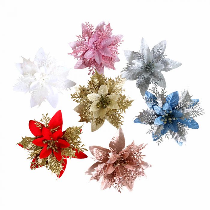 As flores artificiais de poinsétia de Natal são compostas por múltiplas camadas de pétalas, estames e receptáculos de diferentes formatos e são cortadas e feitas de tecidos brilhantes e brilhantes. poinsettia