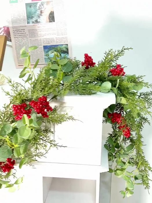 The Christmas garlands is composed of artificial eucalyptus leaves, cedar branches, pine cones, red berries, etc.