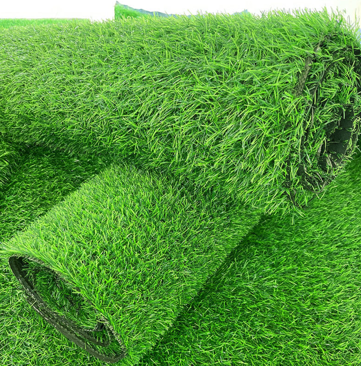Artificial simulation grass, suspended turf, plastic green grass mat, each piece of artificial grass has four layers of structure, namely artificial grass silk, polypropylene fiber, mesh panel, styrene-butadiene latex (SBR). We can lay turf in engineering enclosures, paving lawns, sports field lawns, football fields, sports stadiums, school playgrounds, exhibition halls, land shielding, golf courses, gateball courts, gyms, indoor badminton courts, etc. The product specifications vary according to different usage scenarios. We can customize according to your needs.