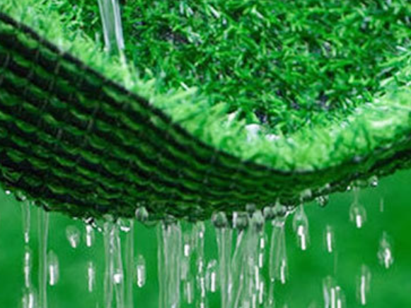 Artificial simulation grass, suspended turf, plastic green grass mat, each piece of artificial grass has four layers of structure, namely artificial grass silk, polypropylene fiber, mesh panel, styrene-butadiene latex (SBR). We can lay turf in engineering enclosures, paving lawns, sports field lawns, football fields, sports stadiums, school playgrounds, exhibition halls, land shielding, golf courses, gateball courts, gyms, indoor badminton courts, etc. The product specifications vary according to different usage scenarios. We can customize according to your needs.