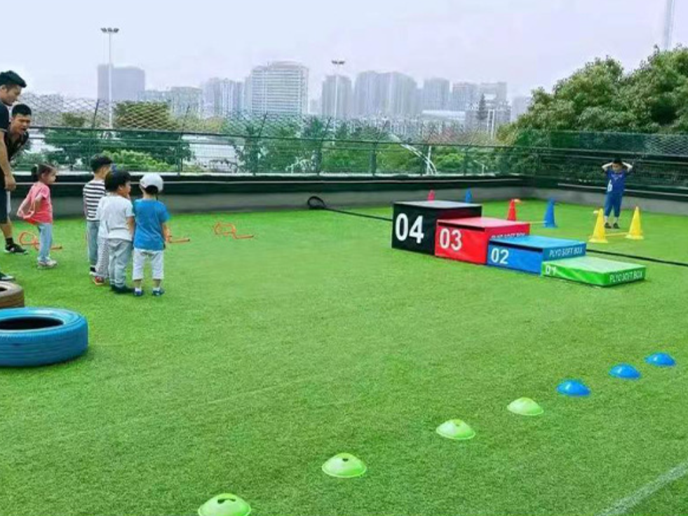 Artificial simulation grass, suspended turf, plastic green grass mat, each piece of artificial grass has four layers of structure, namely artificial grass silk, polypropylene fiber, mesh panel, styrene-butadiene latex (SBR). We can lay turf in engineering enclosures, paving lawns, sports field lawns, football fields, sports stadiums, school playgrounds, exhibition halls, land shielding, golf courses, gateball courts, gyms, indoor badminton courts, etc. The product specifications vary according to different usage scenarios. We can customize according to your needs.